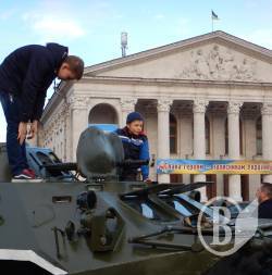 Танки в Чернігові. Діти і зброя – фото Танки в Чернігові. Діти і зброя – фото